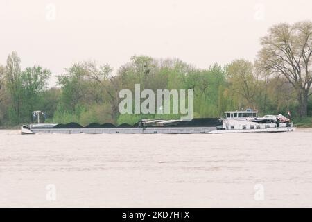 Am 13. April 2022 wird eine Ladung mit Kohle auf dem Rhein in Köln gesehen. (Foto von Ying Tang/NurPhoto) Stockfoto