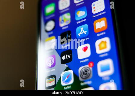 Die auf dem iPhone-Bildschirm angezeigten Symbole sind auf diesem Bild zu sehen, das am 13. April 2022 in Krakau, Polen, aufgenommen wurde. (Fotoillustration von Jakub Porzycki/NurPhoto) Stockfoto