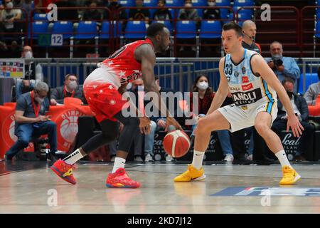 Jerian Grant (AX Armani Exchange Olimpia Milano) von ADAS Juskevicius (Vanoli Cremona) während der italienischen Basketball A Serie Championship AX Armani Exchange Milano vs Vanoli Cremona am 13. April 2022 beim Mediolanum Forum in Mailand, Italien (Foto: Savino Paolella/LiveMedia/NurPhoto) Stockfoto