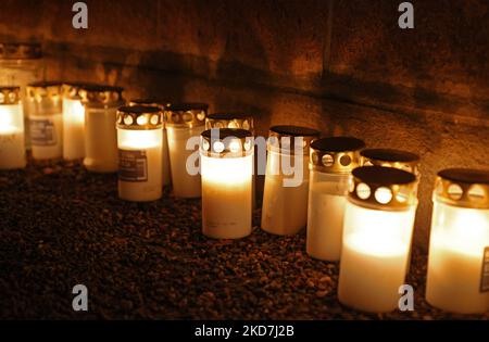 Motala, Schweden. 5., November 2022. Allerheiligen am Samstagabend auf dem Motala Friedhof in Motala, Schweden. Viele hatten Kerzen angezündet, um die verstorbenen Angehörigen zu ehren. Quelle: Jeppe Gustafsson/Alamy Live News Stockfoto