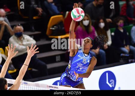 Sylvia Nwakalor (Il Bisonte Firenzone) während des Volleyball-Spiels der italienischen Serie A1 für Frauen - Il Bisonte Firenzone gegen Prosecco Doc Imoco Volley Conegliano am 13. April 2022 im Pala Wanny in Florenz, Italien (Foto von Lisa Guglielmi/LiveMedia/NurPhoto) Stockfoto