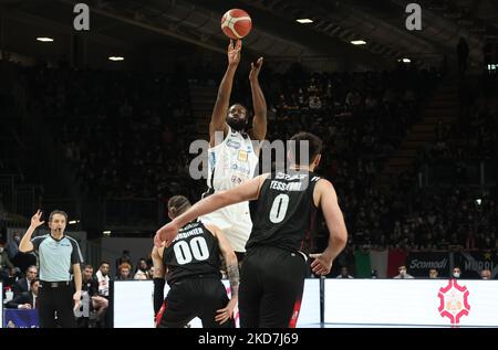 Dominique Jhonson (Dolomiti Energia Trento) während der Serie A1 italienischen LBA Basketball-Meisterschaft Spiel Segafredo Virtus Bologna gegen. Dolomiti Energia Trient in der Segafredo Arena - Bologna, 13. April 2022(Foto von Michele Nucci/LiveMedia/NurPhoto) Stockfoto