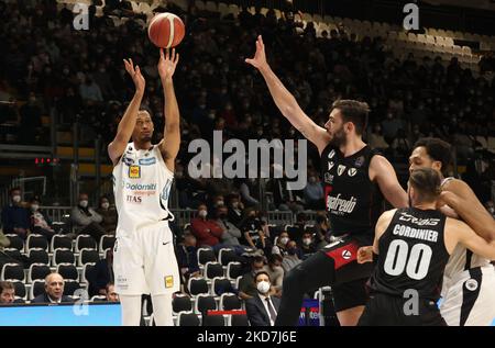 Jonathan Williams (Dolomiti Energia Trento) während der Serie A1 italienischen LBA Basketball-Meisterschaft Spiel Segafredo Virtus Bologna gegen. Dolomiti Energia Trient in der Segafredo Arena - Bologna, 13. April 2022(Foto von Michele Nucci/LiveMedia/NurPhoto) Stockfoto