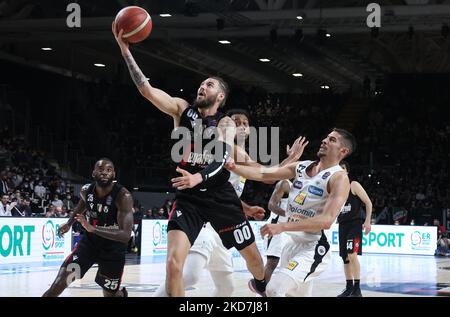 Isaia Cordinier (Segafredo Virtus Bologna) während der Serie A1 italienischen LBA Basketball-Meisterschaft Spiel Segafredo Virtus Bologna gegen. Dolomiti Energia Trient in der Segafredo Arena - Bologna, 13. April 2022(Foto von Michele Nucci/LiveMedia/NurPhoto) Stockfoto