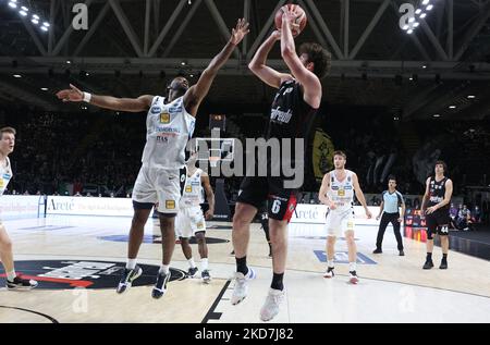 Alessandro Pajola (Segafredo Virtus Bologna) während der Serie A1 italienischen LBA Basketball-Meisterschaft Spiel Segafredo Virtus Bologna gegen. Dolomiti Energia Trient in der Segafredo Arena - Bologna, 13. April 2022(Foto von Michele Nucci/LiveMedia/NurPhoto) Stockfoto