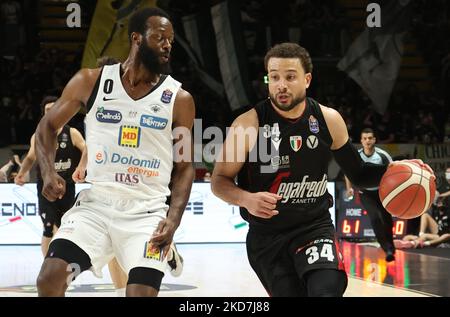 Kyle Weems (Segafredo Virtus Bologna) (R) von Dominique Jhonson (Dolomiti Energia Trento) während der Serie A1 italienischen LBA Basketball-Meisterschaft Spiel Segafredo Virtus Bologna gegen vereitelt. Dolomiti Energia Trient in der Segafredo Arena - Bologna, 13. April 2022(Foto von Michele Nucci/LiveMedia/NurPhoto) Stockfoto