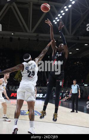 Kevin Hervey (Segafredo Virtus Bologna) (R) wurde von Jordan Caroline (Dolomiti Energia Trento) während des italienischen LBA-Basketballturnier-Spiels Segafredo Virtus Bologna im Jahr A1 vereitelt. Dolomiti Energia Trient in der Segafredo Arena - Bologna, 13. April 2022(Foto von Michele Nucci/LiveMedia/NurPhoto) Stockfoto