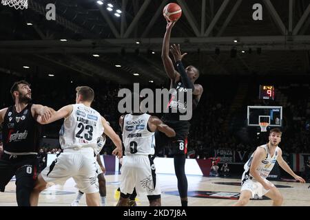 Kevin Hervey (Segafredo Virtus Bologna) während der Serie A1 italienischen LBA Basketball-Meisterschaft Spiel Segafredo Virtus Bologna vs. Dolomiti Energia Trient in der Segafredo Arena - Bologna, 13. April 2022(Foto von Michele Nucci/LiveMedia/NurPhoto) Stockfoto