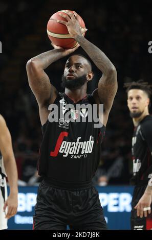 Mouhammadou Jaiteh (Segafredo Virtus Bologna) während der Serie A1 italienischen LBA Basketball-Meisterschaft Spiel Segafredo Virtus Bologna vs. Dolomiti Energia Trient in der Segafredo Arena - Bologna, 13. April 2022(Foto von Michele Nucci/LiveMedia/NurPhoto) Stockfoto