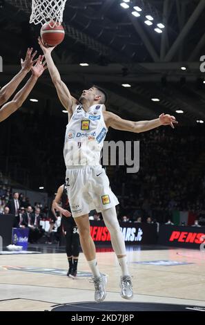 Diego Flaccadori (Dolomiti Energia Trento) während der Serie A1 italienischen LBA Basketball-Meisterschaft Spiel Segafredo Virtus Bologna gegen. Dolomiti Energia Trient in der Segafredo Arena - Bologna, 13. April 2022(Foto von Michele Nucci/LiveMedia/NurPhoto) Stockfoto