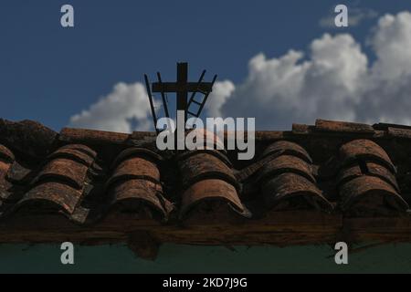 Kreuz sichtbar auf dem Dach eines Hauses im historischen Zentrum von Cusco. Am Dienstag, den 12. April 2022, in Cusco, Peru. (Foto von Artur Widak/NurPhoto) Stockfoto