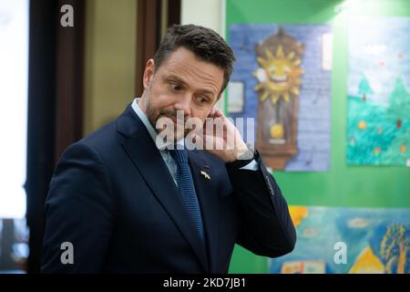 Der Bürgermeister von Warschau Rafal Trzaskowski während einer Pressekonferenz im Jugendpalast, wo Warschau am 13. April 2022 eine Fernlehreinrichtung für junge Menschen aus der Ukraine in Warschau, Polen, ins Leben gerufen hat (Foto: Mateusz Wlodarczyk/NurPhoto) Stockfoto