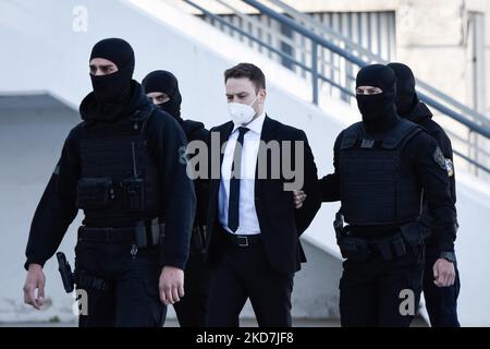 Babis Anagnostopoulos kommt am 14. April 2022 in Athen, Griechenland, zu seinem Prozess in Polizeieskorte vor. Am 17. 2021. Juni gab Babis Anagnostopoulos, der Pilot, angeblich bekannt, seine britische Frau Caroline Crouch am 11. 2021. Mai getötet zu haben, nachdem die griechische Polizei seine ursprüngliche Behauptung widerlegt hatte, sie sei während eines Raubes getötet worden. (Foto von Nikolas Kokovlis/NurPhoto) Stockfoto