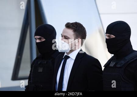 Babis Anagnostopoulos kommt am 14. April 2022 in Athen, Griechenland, zu seinem Prozess in Polizeieskorte vor. Am 17. 2021. Juni gab Babis Anagnostopoulos, der Pilot, angeblich bekannt, seine britische Frau Caroline Crouch am 11. 2021. Mai getötet zu haben, nachdem die griechische Polizei seine ursprüngliche Behauptung widerlegt hatte, sie sei während eines Raubes getötet worden. (Foto von Nikolas Kokovlis/NurPhoto) Stockfoto
