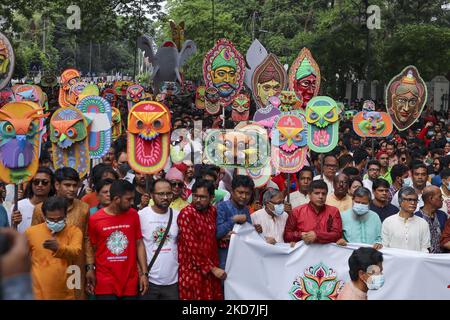 Menschen aus Bangladesch, die Masken tragen, nehmen an einer Kundgebung Teil, um am 14. April 2022 in Dhaka, Bangladesch, den ersten Tag des bengalischen Neujahrs zu feiern. (Foto von Kazi Salahuddin Razu/NurPhoto) Stockfoto