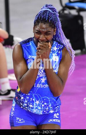 Terry Enweonwu (Il Bisonte Firenza) verzweifelt während des Volleyball-Spiels der italienischen Serie A1 für Frauen - Il Bisonte Firenza gegen Prosecco Doc Imoco Volley Conegliano am 13. April 2022 im Pala Wanny in Florenz, Italien (Foto: Lisa Guglielmi/LiveMedia/NurPhoto) Stockfoto