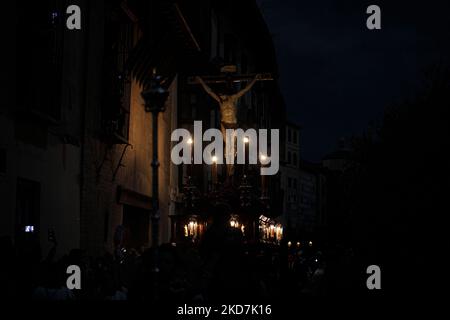 Das Bild von Cristo del Silencio ist um Mitternacht zu sehen, ohne Lichter in den Straßen und schweigend während des Gründonnerstags in Granada, Spanien, am 14. April 2022. Die Karwoche kehrt nach Spanien mit den traditionellen Prozessionen auf den Straßen zurück, nachdem sie zwei Jahre lang aufgrund der Coronavirus-Pandemie unterbrochen wurde. (Foto von Ãlex CÃ¡mara/NurPhoto) Stockfoto