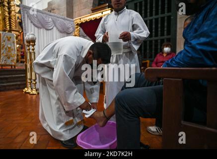 Fußwaschung durch einen örtlichen Priester der Kirche Santa Ana während der Messe am Gründonnerstag in Cusco. Am Donnerstag, den 14. April 2022, in Cusco, Peru. (Foto von Artur Widak/NurPhoto) Stockfoto