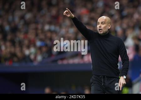 PEP Guardiola-Cheftrainer von Manchester City gibt während des UEFA Champions League-Viertelfinalsspiel 2 zwischen Atletico Madrid und Manchester City am 13. April 2022 in Wanda Metropolitano in Madrid, Spanien, Anweisungen. (Foto von Jose Breton/Pics Action/NurPhoto) Stockfoto