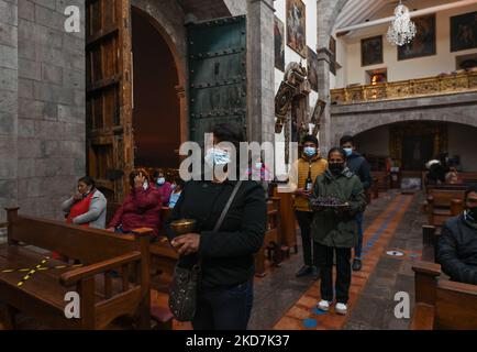 Die Messe am Gründonnerstag in der Kirche Santa Ana in Cusco. Am Donnerstag, den 14. April 2022, in Cusco, Peru. (Foto von Artur Widak/NurPhoto) Stockfoto