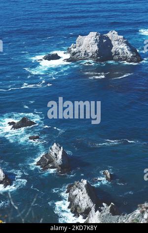 Eine Luftaufnahme von Felsen im Meer Stockfoto