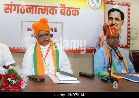 BJP nationaler Generalsekretär BL Santosh mit Rajasthan BJP Präsident Satish Poonia während einer Parteisitzung, in Jaipur, Rajasthan, Indien, Donnerstag, 14,2022. April. (Foto von Vishal Bhatnagar/NurPhoto) Stockfoto