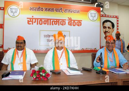 BJP nationaler Generalsekretär BL Santosh mit Rajasthan BJP Präsident Satish Poonia während einer Parteisitzung, in Jaipur, Rajasthan, Indien, Donnerstag, 14,2022. April. (Foto von Vishal Bhatnagar/NurPhoto) Stockfoto