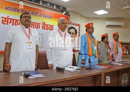 BJP nationaler Generalsekretär BL Santosh mit Rajasthan BJP Präsident Satish Poonia während einer Parteisitzung, in Jaipur, Rajasthan, Indien, Donnerstag, 14,2022. April. (Foto von Vishal Bhatnagar/NurPhoto) Stockfoto