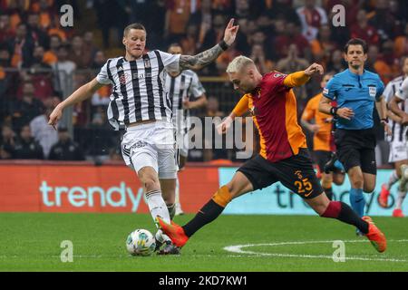 ISTANBUL, TÜRKEI - 5. NOVEMBER: Wout Weghorst von Besiktas, Victor Nelsson von Galatasaray während des türkischen Super Lig-Spiels zwischen Galatasaray und Besiktas im Stadion NEF Stadyumu am 5. November 2022 in Istanbul, Türkei (Foto: Orange Pictures) Stockfoto