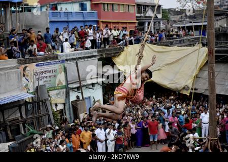 Hinduistische Anhänger führen während Charak Puja in Kalkutta, Indien, am 14. April 2022 religiöse Rituale durch. Charak/Gajan Puja ist ein traditionelles bengalisches Fest, das vor dem bengalischen Neujahr (15. April) gefeiert wird. Es ist mit Gottheiten wie Lord Shiva, Neel und Dharmathakur verbunden. (Foto von Indranil Aditya/NurPhoto) Stockfoto