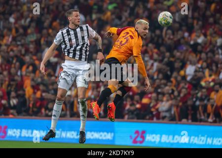 ISTANBUL, TÜRKEI - 5. NOVEMBER: Wout Weghorst von Besiktas, Victor Nelsson von Galatasaray während des türkischen Super Lig-Spiels zwischen Galatasaray und Besiktas im Stadion NEF Stadyumu am 5. November 2022 in Istanbul, Türkei (Foto: Orange Pictures) Stockfoto