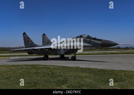 MIG-29-Kampfjet auf der Luftwaffenbasis Graf Ignatievo in der Nähe von Plovdiv, Bulgarien, am 14. April 2022. Vier Lockheed Martin F-35 Lightning II-Jets wurden von der niederländischen Luftwaffe in die Republik Bulgarien verlegt, um eine Mission zum verbesserten gemeinsamen Schutz des bulgarischen Luftraums zu implementieren. (Foto von Georgi Paleykov/NurPhoto) Stockfoto