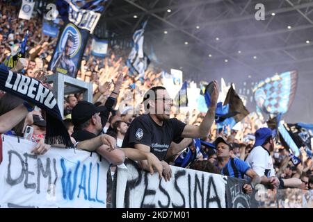 Atalanta BC-Fans beim Europa League-Fußballspiel Atalanta BC gegen RB Lipsia am 14. April 2022 im Gewiss-Stadion in Bergamo, Italien (Foto: Francesco Scaccianoce/LiveMedia/NurPhoto) Stockfoto