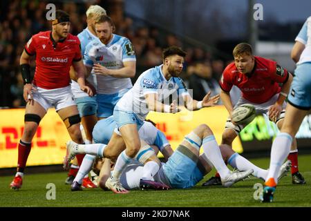Ali Price von Glasgow Warriors feuert beim European Rugby Challenge Cup-Spiel zwischen Newcastle Falcons und Glasgow Warriors am Freitag, 15.. April 2022, im Kingston Park, Newcastle, einen Pass aus. (Foto von Chris Lishman/MI News/NurPhoto) Stockfoto