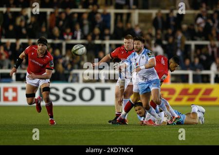 Ali Price of Glasgow Warriors besteht während des European Rugby Challenge Cup-Spiels zwischen Newcastle Falcons und Glasgow Warriors am Freitag, den 15.. April 2022 im Kingston Park, Newcastle. (Foto von Chris Lishman/MI News/NurPhoto) Stockfoto