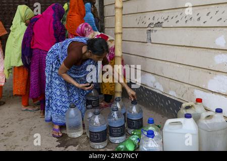 Während des Ramadan in Dhaka, Bangladesch, am 15. April 2022 sammeln Menschen Trinkwasser aus einem buddhistischen Tempel vor dem iftar. Während des Sommers standen die Menschen in Bangladesch vor einer Krise des reinen Trinkwassers. (Foto von Kazi Salahuddin Razu/NurPhoto) Stockfoto