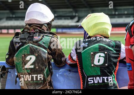 Connor King (links) und Ben Trigger beobachten die Vorbereitung der Strecke während des Spiels der National Development League zwischen Belle Vue Colts und Plymouth Centurions am Freitag, dem 15.. April 2022, im National Speedway Stadium in Manchester. (Foto von Ian Charles/MI News/NurPhoto) Stockfoto