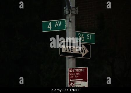 Polizeibeamte am Tatort einer Schießerei an der U-Bahnstation 36. Street im Stadtteil Sunset Park im Stadtteil Brooklyn in New York, USA, am Dienstag, den 12. April 2022. Bei einem chaotischen Zwischenfall am Dienstagmorgen in der Hauptverkehrszeit an einer U-Bahnstation im Sunset Park, Brooklyn, wurden 16 Menschen verletzt, darunter 10 Menschen mit Schussverletzungen. (Foto von John Nacion/NurPhoto) Stockfoto