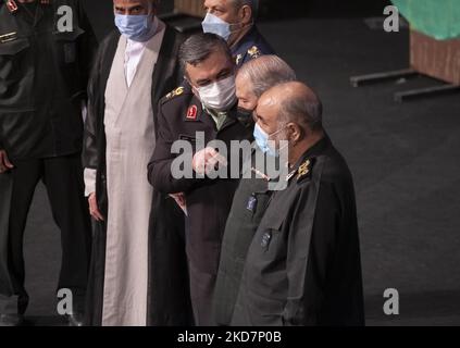 Hossein Ashtari (C), der Polizeichef des Iran, spricht mit Yahya Rahim Safavi, dem ehemaligen Befehlshaber der Islamischen Revolutionsgarde (IRGC), während einer Zeremonie zur Erinnerung an den ehemaligen Befehlshaber der paramilitärischen Streitkräfte der Basidsch, Mohammad Hossein-Zadeh Hejazi, Im Gebäude des iranischen Innenministeriums in der Innenstadt von Teheran, am 14. April 2022. (Foto von Morteza Nikoubazl/NurPhoto) Stockfoto