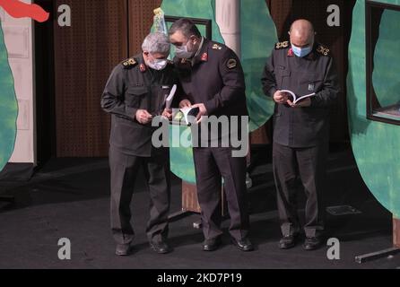 Hossein Salami (R), Oberbefehlshaber des Korps der Islamischen Revolutionsgarde (IRGC), Hossein Ashtari (C), Polizeichef des Iran, Und der Kommandant der Quds Force der Islamischen Revolutionsgarde (IRGC), Esmail Qaani, nimmt an einer Zeremonie Teil, um die Erinnerung an den ehemaligen Kommandanten der paramilitärischen Streitkräfte der Basidsch, Mohammad Hossein-Zadeh Hejazi, im Gebäude des iranischen Innenministeriums in der Innenstadt von Teheran am 14. April 2022 zu erinnern. (Foto von Morteza Nikoubazl/NurPhoto) Stockfoto