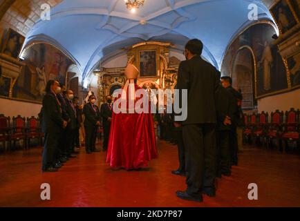Erzbischof von Cusco, Richard Daniel Alarcón Urrutia, betet mit der