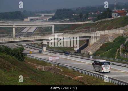 Fahrzeuge überqueren am 16. April 2022 die Mautstraße Cileunyi-Sumedang-Dawuan (Cisumdawu) in Pamulihan, Sumedang Regency, West Java. Die Regierung des Regency Sumedang wird die Abschnitte II und III der Mautstraße von Cisumdawu als einen der vorwegnehmenden Schritte im Falle der Fahrzeugdichte während des Mudik Lebaran 2022 (Heimkehr) betreiben. (Foto von Algi Febri Sugita/NurPhoto) Stockfoto