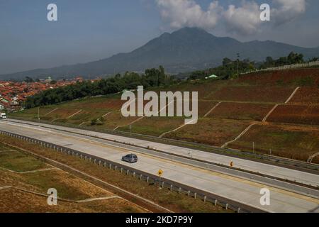 Fahrzeuge überqueren am 16. April 2022 die Mautstraße Cileunyi-Sumedang-Dawuan (Cisumdawu) in Pamulihan, Sumedang Regency, West Java. Die Regierung des Regency Sumedang wird die Abschnitte II und III der Mautstraße von Cisumdawu als einen der vorwegnehmenden Schritte im Falle der Fahrzeugdichte während des Mudik Lebaran 2022 (Heimkehr) betreiben. (Foto von Algi Febri Sugita/NurPhoto) Stockfoto