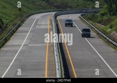 Fahrzeuge überqueren am 16. April 2022 die Mautstraße Cileunyi-Sumedang-Dawuan (Cisumdawu) in Pamulihan, Sumedang Regency, West Java. Die Regierung des Regency Sumedang wird die Abschnitte II und III der Mautstraße von Cisumdawu als einen der vorwegnehmenden Schritte im Falle der Fahrzeugdichte während des Mudik Lebaran 2022 (Heimkehr) betreiben. (Foto von Algi Febri Sugita/NurPhoto) Stockfoto