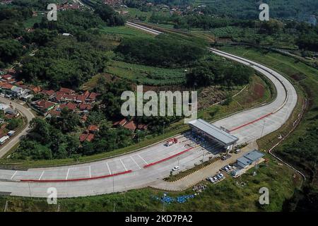 Luftaufnahme der Ausfahrt Cileunyi-Sumedang-Dawuan toll Road (Cisumdawu) am 16. April 2022 in Pamulihan, Sumedang Regency, West Java. Die Regierung des Regency Sumedang wird die Abschnitte II und III der Mautstraße von Cisumdawu als einen der vorwegnehmenden Schritte im Falle der Fahrzeugdichte während des Mudik Lebaran 2022 (Heimkehr) betreiben. (Foto von Algi Febri Sugita/NurPhoto) Stockfoto