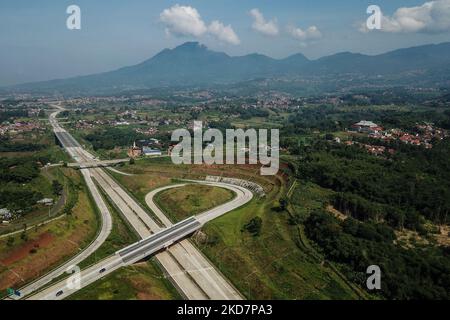 Luftaufnahme der Cileunyi-Sumedang-Dawuan toll Road (Cisumdawu) Sektion I und Sektion II am 16. April 2022 in Pamulihan, Sumedang Regency, West Java. Die Regierung des Regency Sumedang wird die Abschnitte II und III der Mautstraße von Cisumdawu als einen der vorwegnehmenden Schritte im Falle der Fahrzeugdichte während des Mudik Lebaran 2022 (Heimkehr) betreiben. (Foto von Algi Febri Sugita/NurPhoto) Stockfoto