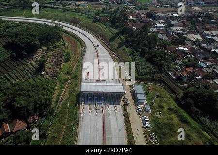 Luftaufnahme der Ausfahrt Cileunyi-Sumedang-Dawuan toll Road (Cisumdawu) am 16. April 2022 in Pamulihan, Sumedang Regency, West Java. Die Regierung des Regency Sumedang wird die Abschnitte II und III der Mautstraße von Cisumdawu als einen der vorwegnehmenden Schritte im Falle der Fahrzeugdichte während des Mudik Lebaran 2022 (Heimkehr) betreiben. (Foto von Algi Febri Sugita/NurPhoto) Stockfoto