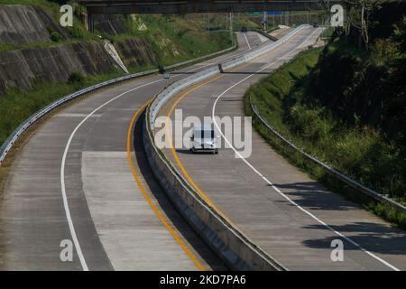 Fahrzeuge überqueren am 16. April 2022 die Mautstraße Cileunyi-Sumedang-Dawuan (Cisumdawu) in Pamulihan, Sumedang Regency, West Java. Die Regierung des Regency Sumedang wird die Abschnitte II und III der Mautstraße von Cisumdawu als einen der vorwegnehmenden Schritte im Falle der Fahrzeugdichte während des Mudik Lebaran 2022 (Heimkehr) betreiben. (Foto von Algi Febri Sugita/NurPhoto) Stockfoto