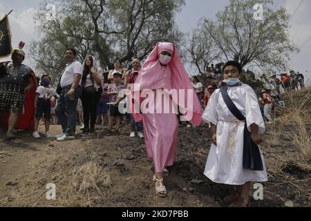 Frauen aus dem Stadtteil Santiago Zapotitlán in Tláhuac, Mexiko-Stadt, während der Darstellung des Leidens Christi während der Karwoche in der Hauptstadt. Nach christlicher Religion bezieht sich das Leiden Christi, auch Leiden Jesu genannt, auf die Qualen und Leiden, die Jesus von Nazareth durch sein Gebet im Garten Gethsemane (kurz bevor er gefangen genommen wurde) bis zu seinem Tod am Kreuz erlitten hat. (Foto von Gerardo Vieyra/NurPhoto) Stockfoto