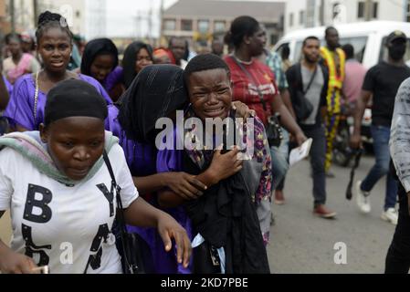 Mitglieder der katholischen Kirche „Unsere Liebe Frau vom heiligen Rosenkranz“ halten zum Karfreitag in Ogba, Ikeja, Lagos, Nigeria, am 15. April 2022. Karfreitag ist der Tag, an dem Christen des Leidens und der Kreuzigung Jesu Christi gedenken. Der Tag konzentriert sich auf die Leidenschaft und den Tod Jesu. Foto von Adekunle Ajayi (Foto von Adekunle Ajayi/NurPhoto) Stockfoto